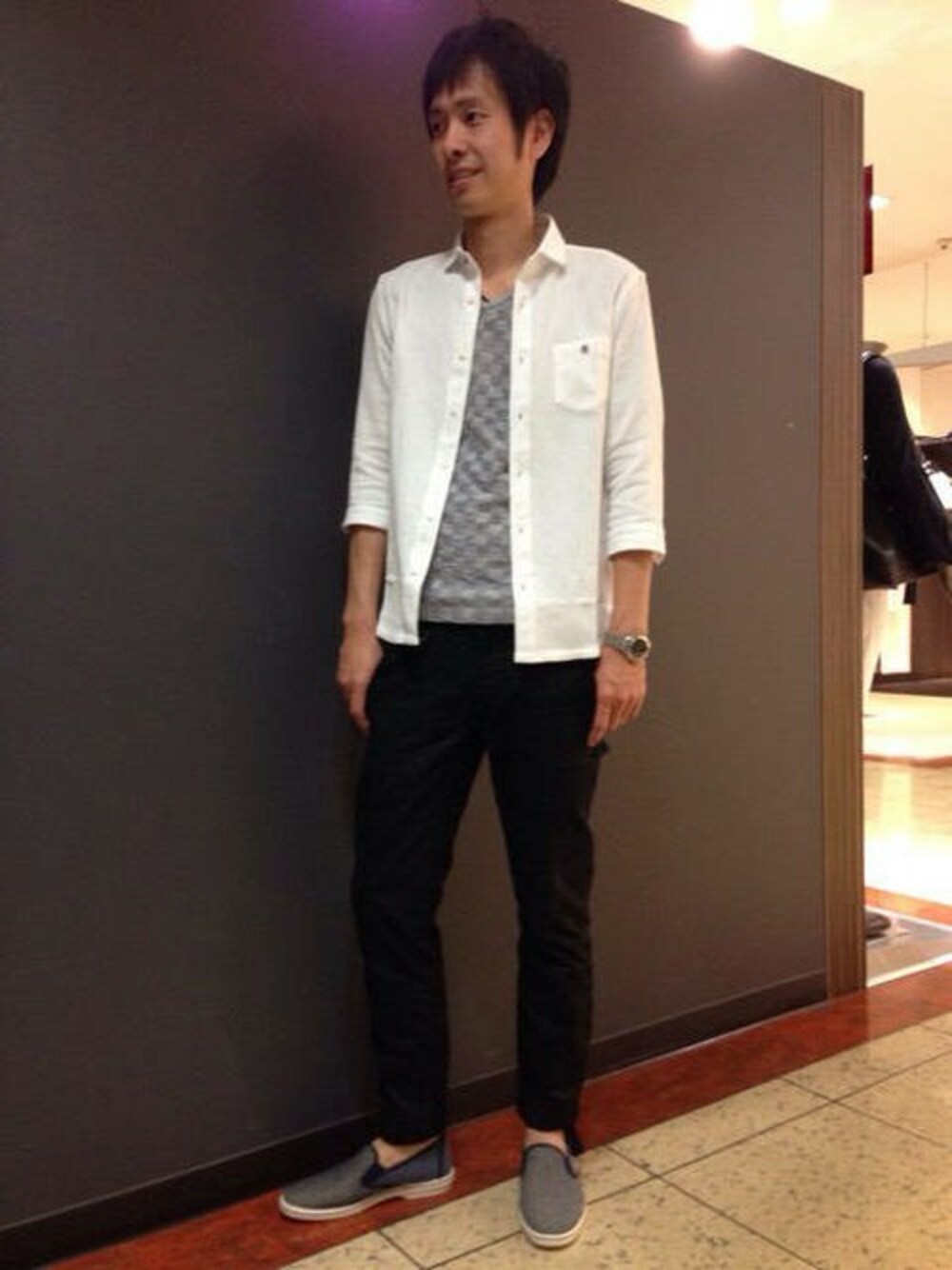 ブラック系のカーゴパンツ、グレー系のTシャツ/カットソー、ホワイト系のシャツ/ブラウスを着用したメンズの夏コーディネートの1枚目の写真