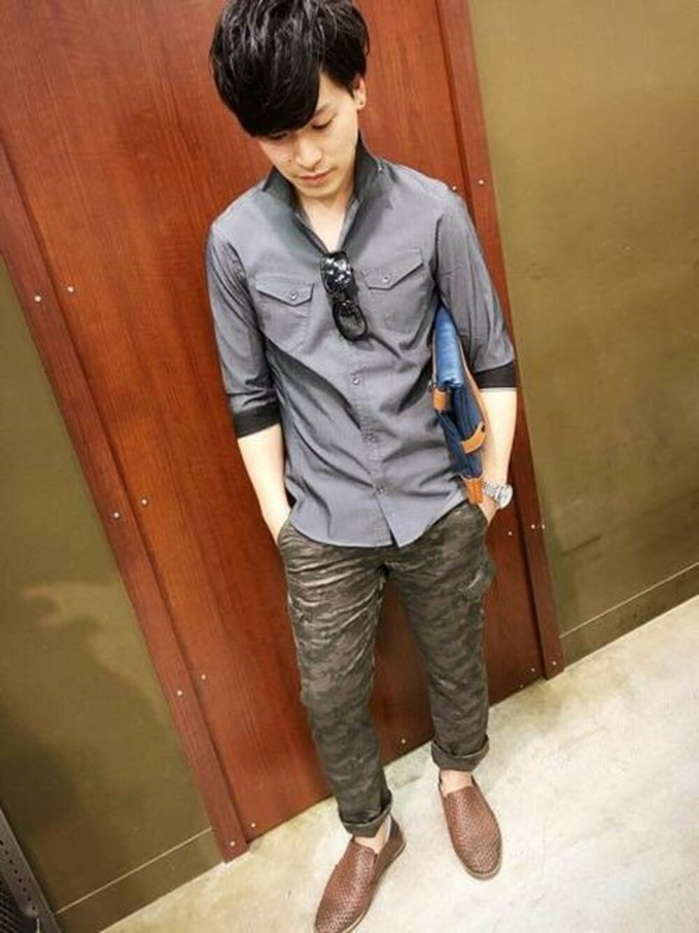 グレー系のシャツ/ブラウス、グリーン系のカーゴパンツ、ブラウン系のその他シューズを着用したメンズの夏コーディネートの1枚目の写真