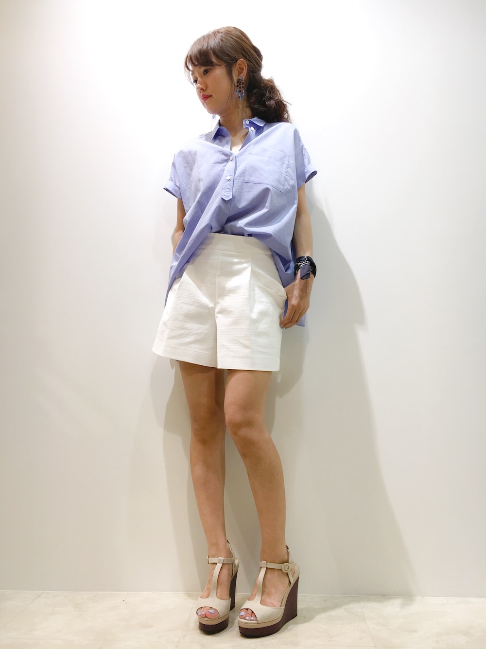 ホワイト系のその他パンツ、ブルー系のシャツ/ブラウス、ベージュ系のサンダルを着用したレディースの春コーディネートの1枚目の写真