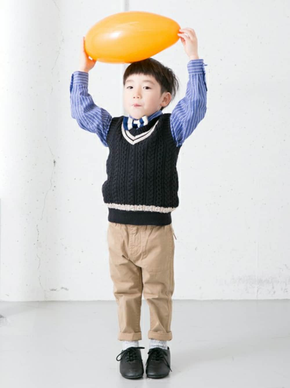 「kids、キッズコーデ、入学式、入園式、URBAN RESEARCH DOORS、URBAN RESEARCH　DOORS　KIDS」｜「URBAN RESEARCH DOORS KIDSのDOORS コットンチルデンベスト（ニット/セーター、ブルー系）」を使った、DOORS KIDSさん（キッズ・100cm）の春コーディネートの1枚目の写真