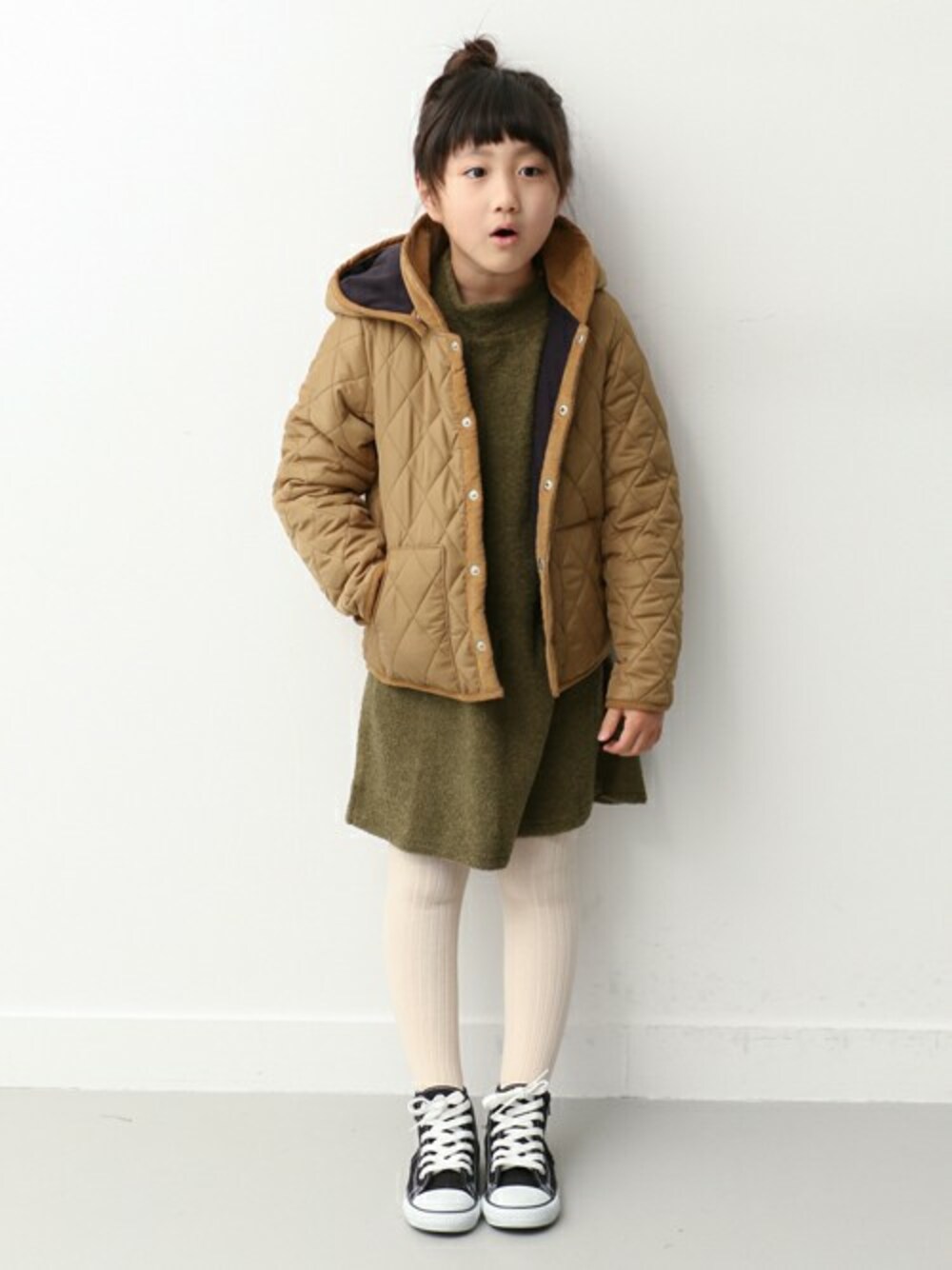 「ワンピース、kids、カーキ、キッズコーデ、URBAN RESEARCH DOORS、キルトジャケット、URBAN RESEARCH　DOORS　KIDS」｜「URBAN RESEARCH DOORSのDOORS　キルトジャケット（ピーコート、ベージュ系）」を使った、DOORS KIDSさん（キッズ・120cm）の秋コーディネートの1枚目の写真