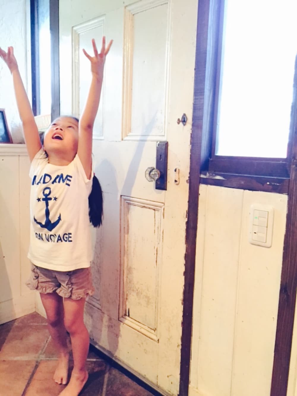 「幼稚園、シロティシャツ、はだし、ホットパンツ」｜「ZARAのアイテム（Tシャツ/カットソー、ホワイト系）」を使った、grumpy さん（キッズ・110cm）の秋コーディネートの1枚目の写真