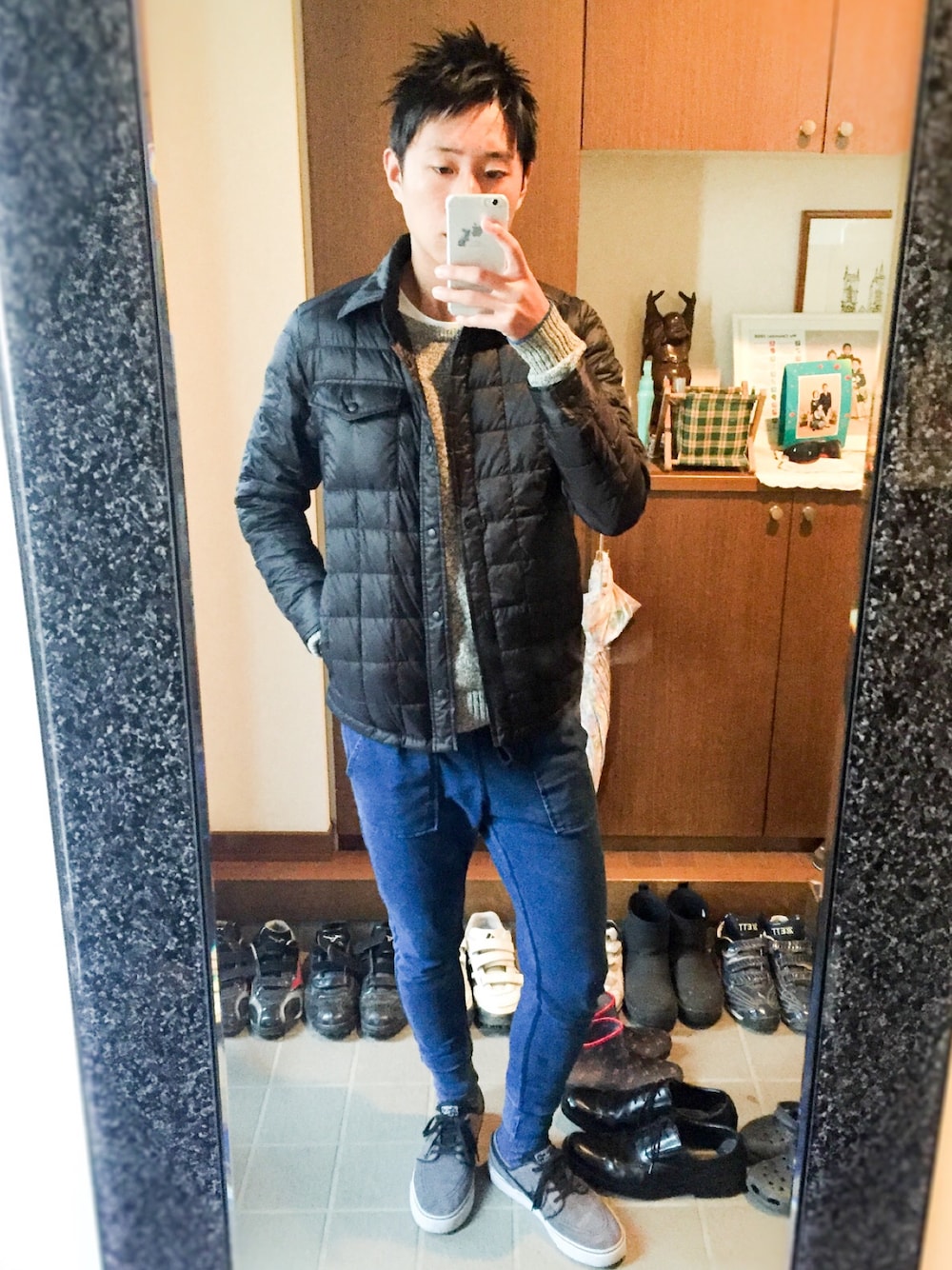 「ootd、秋冬コーデ、スウェット、レディースアイテム、寒さ対策、ユニクロ、ジーユー、スウェパンコーデ、ナイキSB、インディゴ」｜「UNIQLOのアイテム（ダウンジャケット/コート、ブラック系）」を使った、tetsuさん（メンズ・173cm）の秋コーディネートの1枚目の写真