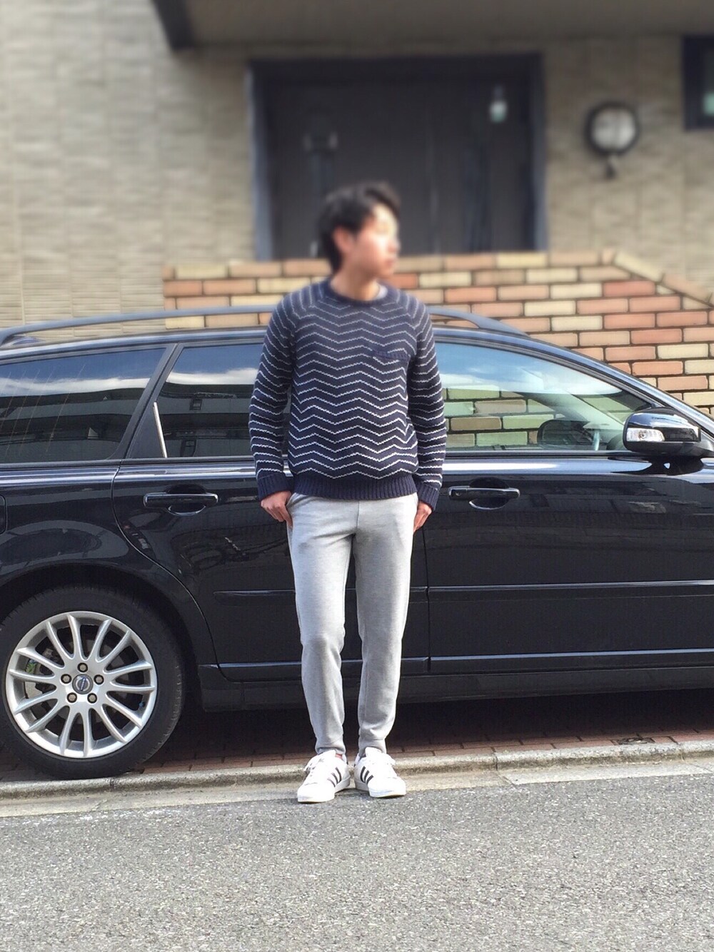 「春、青、ニット」｜「Saturdays NYCのアイテム（ニット/セーター、ブルー系）」を使った、tetsuさん（メンズ・173cm）の春コーディネートの1枚目の写真
