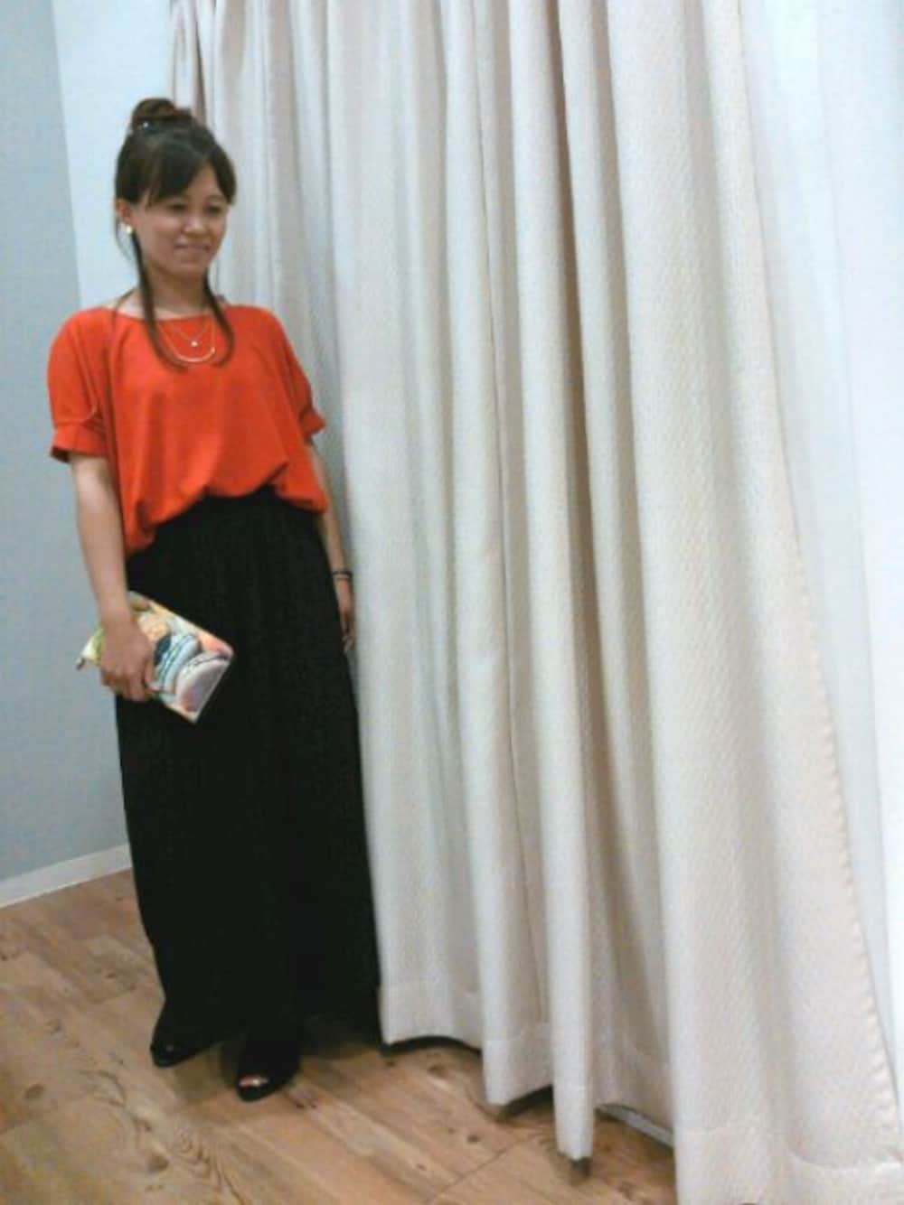 ブラック系のサンダル、オレンジ系のTシャツ/カットソー、ブラック系のその他パンツを着用したレディースの夏コーディネートの1枚目の写真