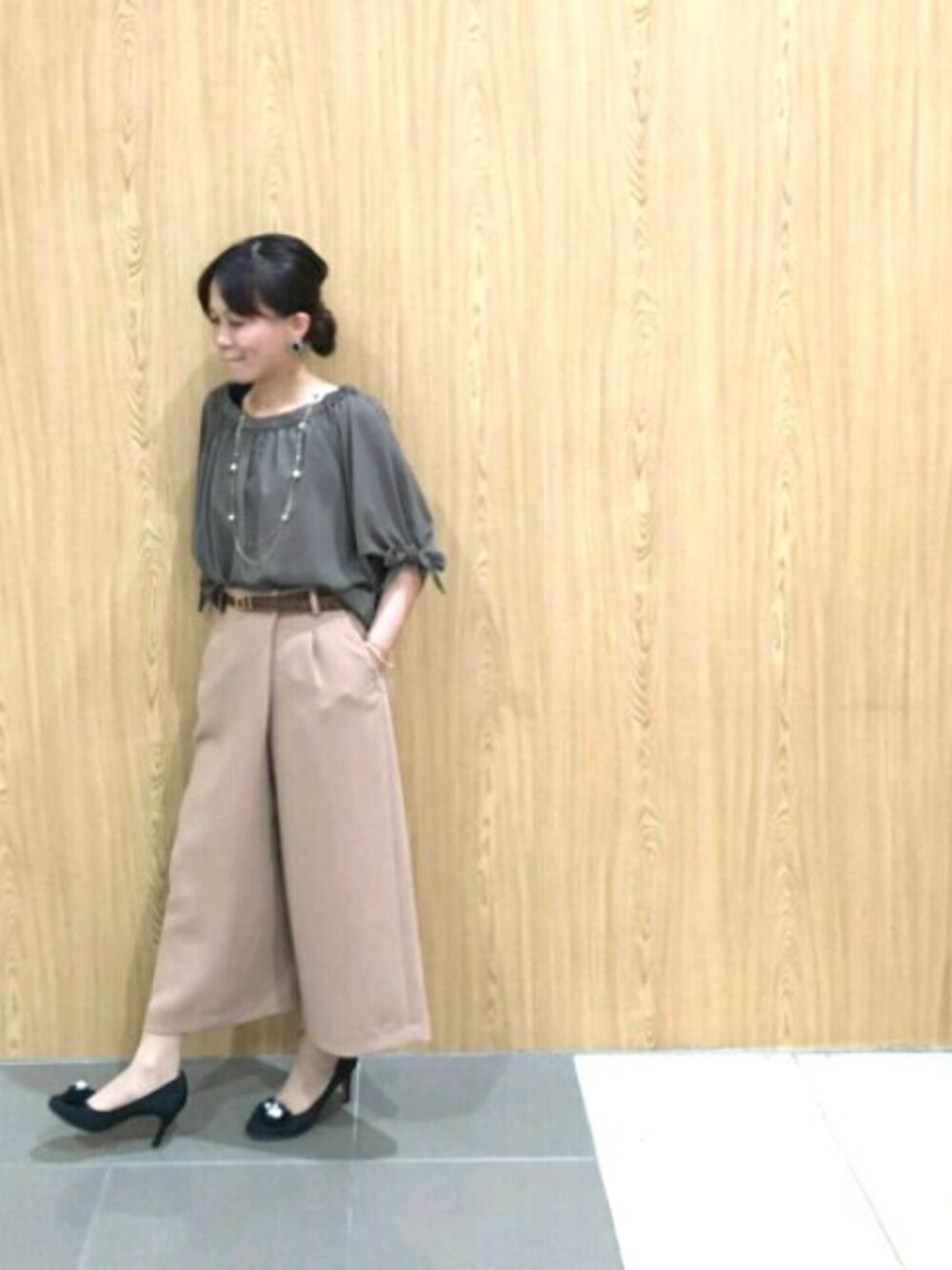 グリーン系のシャツ/ブラウス、ベージュ系のその他パンツ、ブラック系のパンプスを着用したレディースの夏コーディネートの1枚目の写真