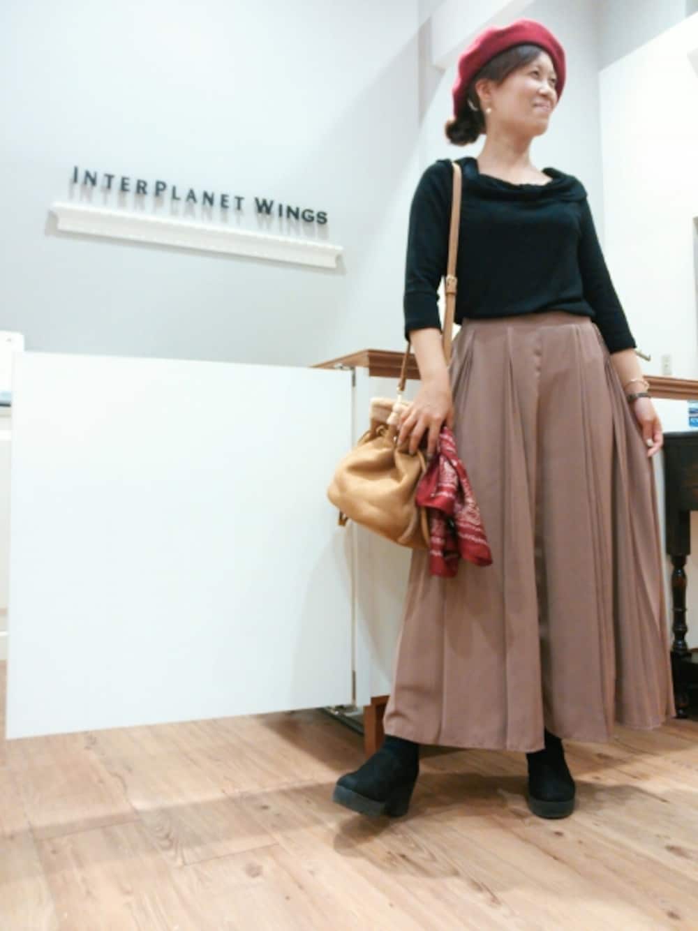 ブラック系のTシャツ/カットソー、ベージュ系のその他パンツ、イエロー系のショルダーバッグを着用したレディースの秋コーディネートの1枚目の写真