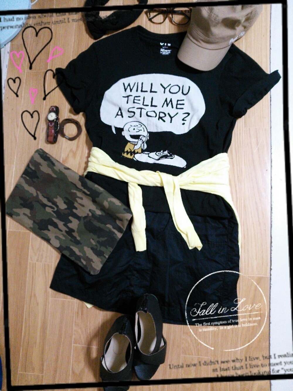 グリーン系のクラッチバッグ、イエロー系のカーディガン/ボレロ、ブラック系のスカートを着用したレディースの夏コーディネートの1枚目の写真