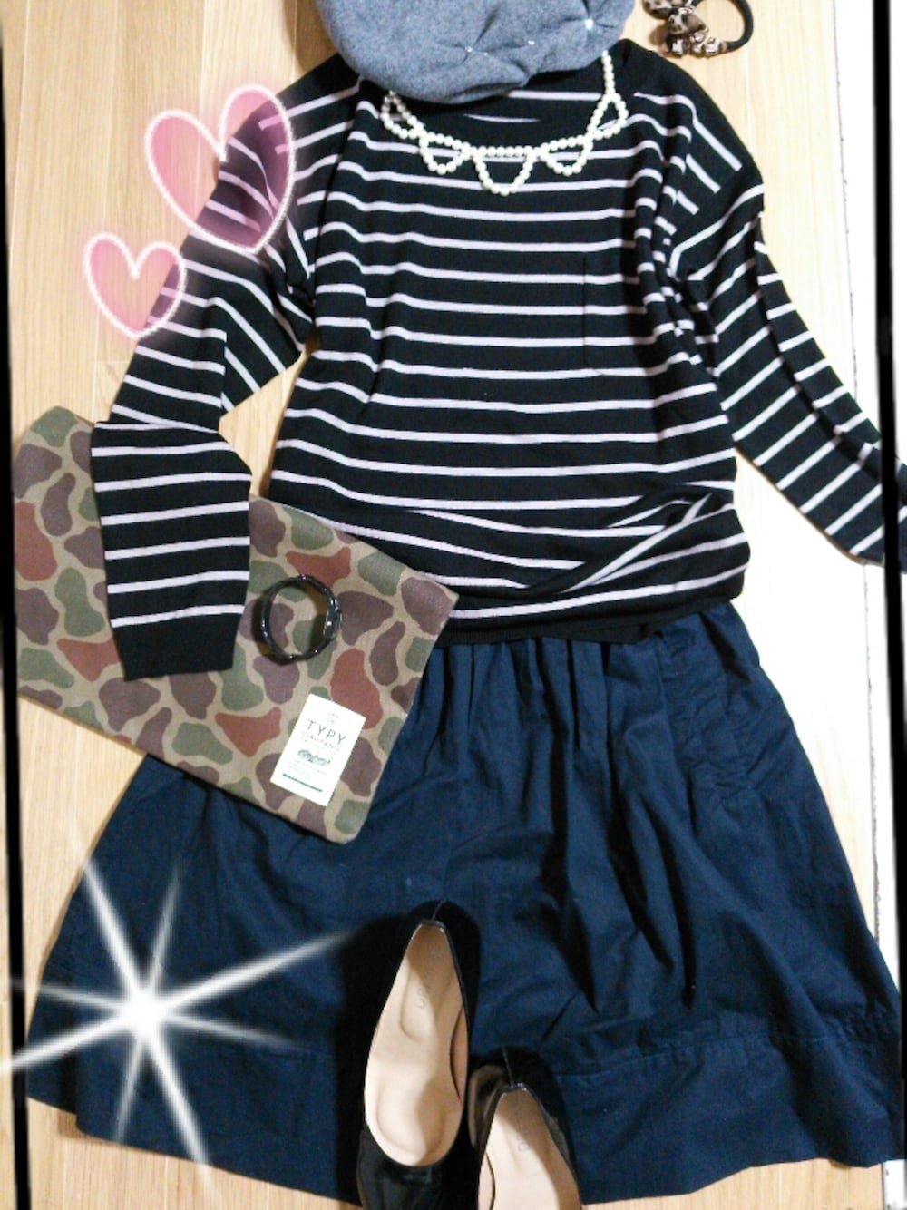 ブラック系のニット/セーター、グリーン系のクラッチバッグ、ホワイト系のCDを着用したレディースの秋コーディネートの1枚目の写真