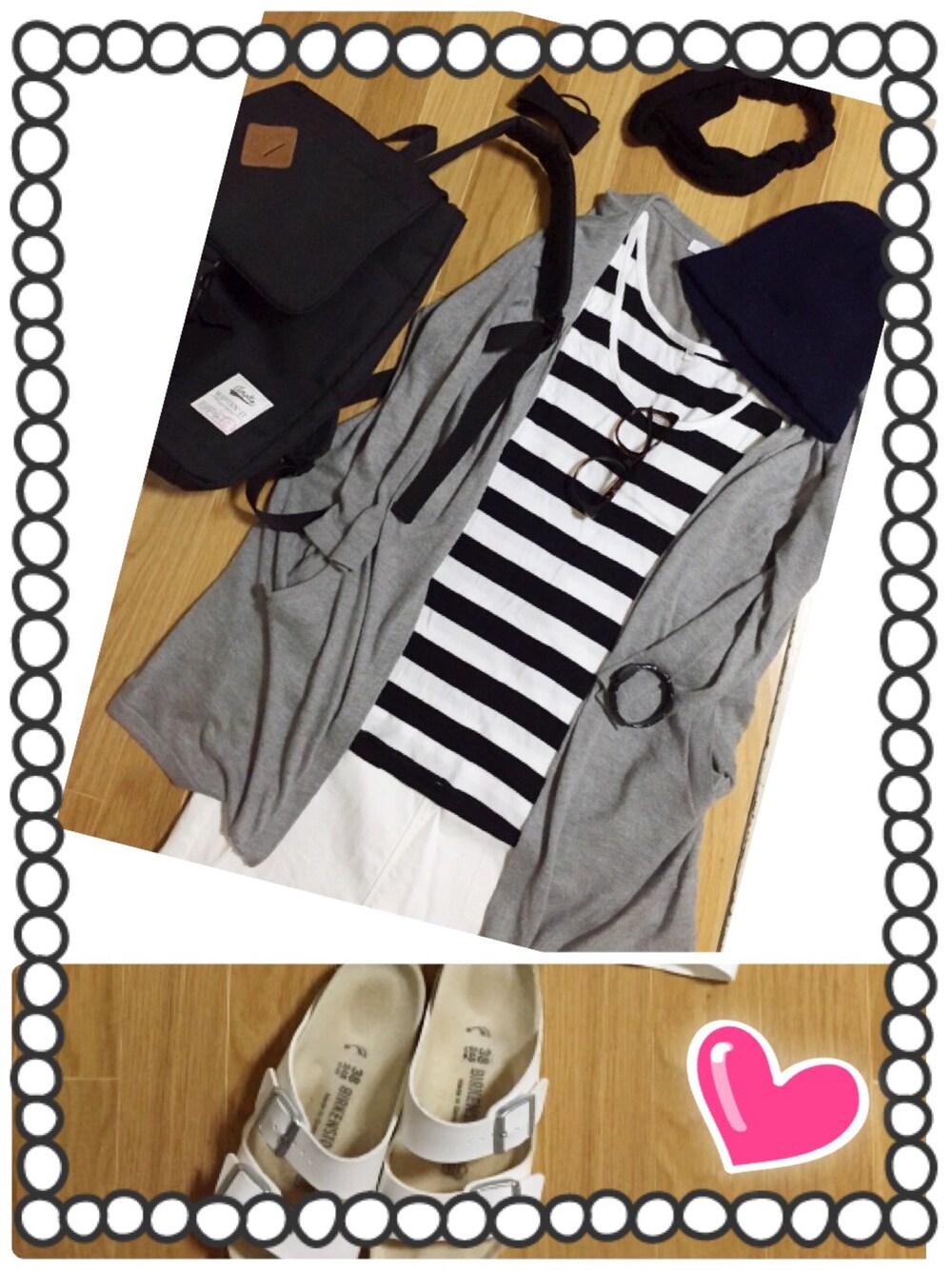 ホワイト系のサンダル、ホワイト系のデニムスカート、グレー系のカーディガン/ボレロを着用したレディースの夏コーディネートの1枚目の写真