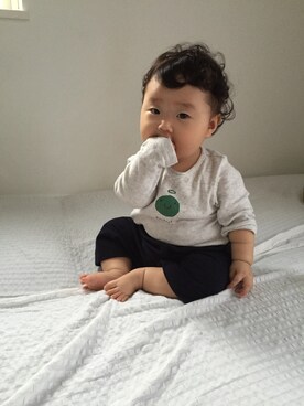 「GAP（ギャップ）のアイテム（Tシャツ/カットソー、グレー系）」を使った、koharuさん（キッズ・70cm）の秋コーディネート