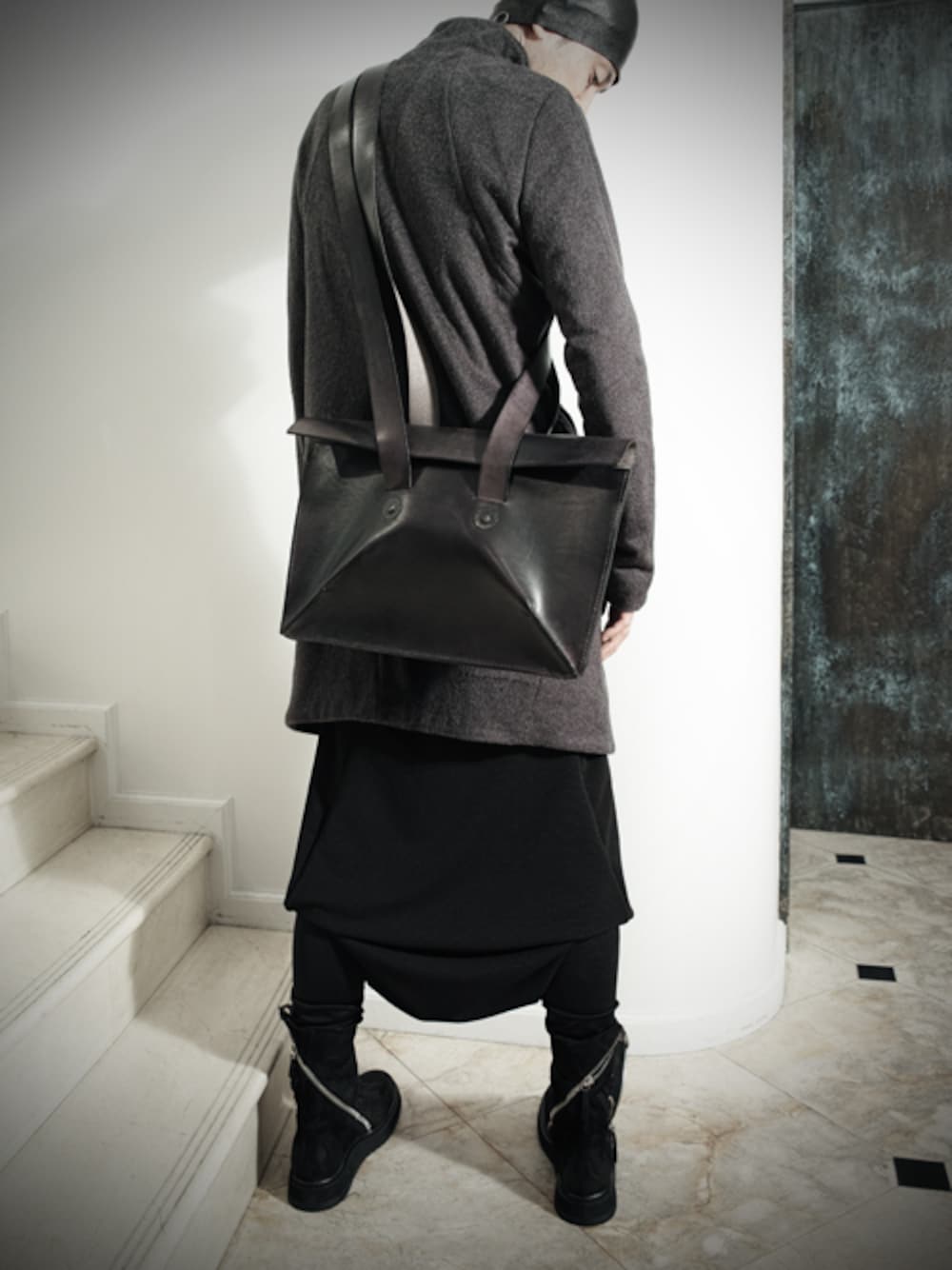 ブラック系のショルダーバッグ、ブラック系のその他パンツ、ブラック系のブーツを着用したメンズの冬コーディネートの1枚目の写真