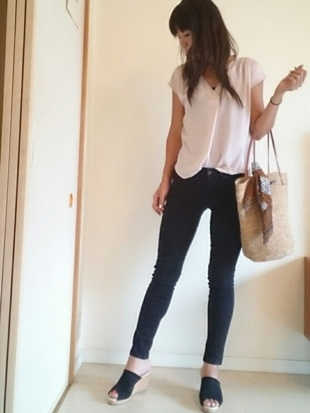 「オトナカジュアル、カジュアル、ootd、outfit、とろみシャツ、ブラックデニム、かごバッグ、サンダル、ユニクロ、オトナ女子」｜「liflattie shipsのBINDU（ビンドュー）:レオパード バンダナ（バンダナ/スカーフ、イエロー系）」を使った、akaneさん（レディース・165cm）の夏コーディネートの1枚目の写真