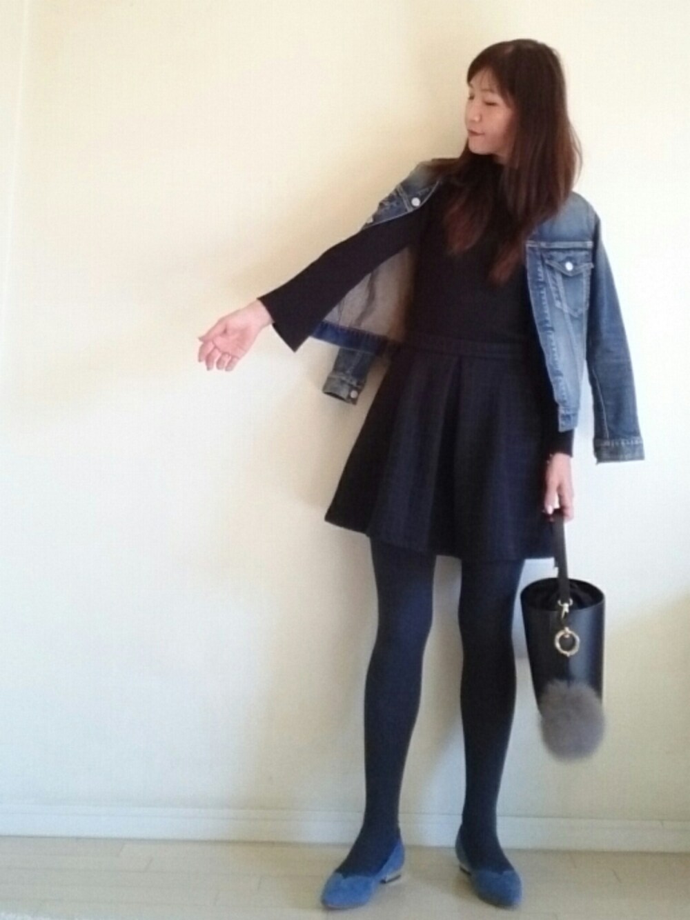 ブラック系のショルダーバッグ、ブルー系のデニムジャケット、ブルー系のパンプスを着用したレディースの秋コーディネートの1枚目の写真