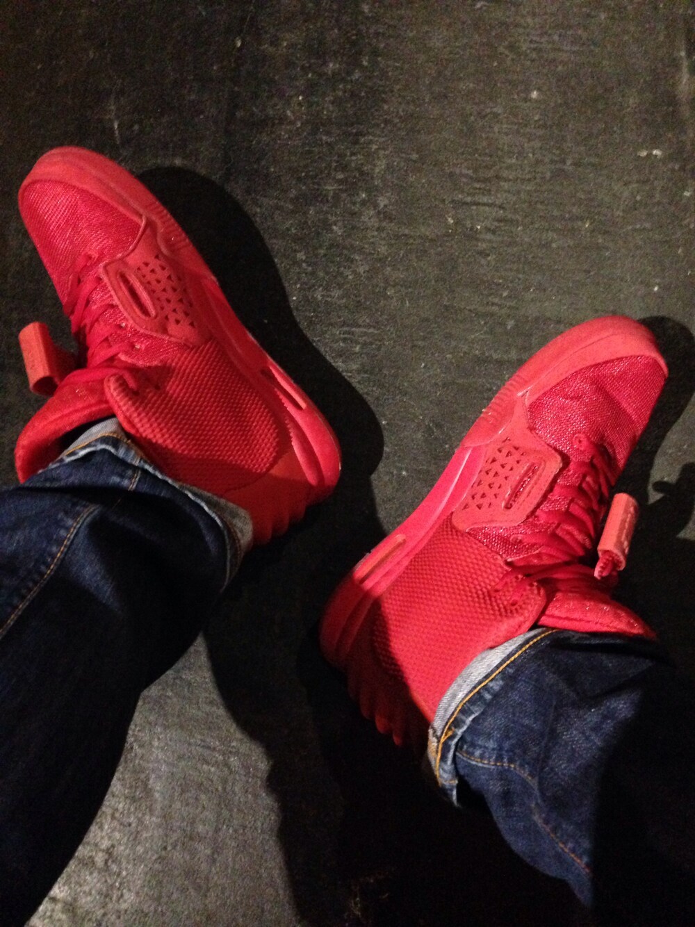 「air yezzy、kanye west、A.P.C、supreme、スニーカー、スニーカーコーデ」｜「NIKEのアイテム（スニーカー、レッド系）」を使った、CAPTAINさん（メンズ・171cm）の秋コーディネートの1枚目の写真