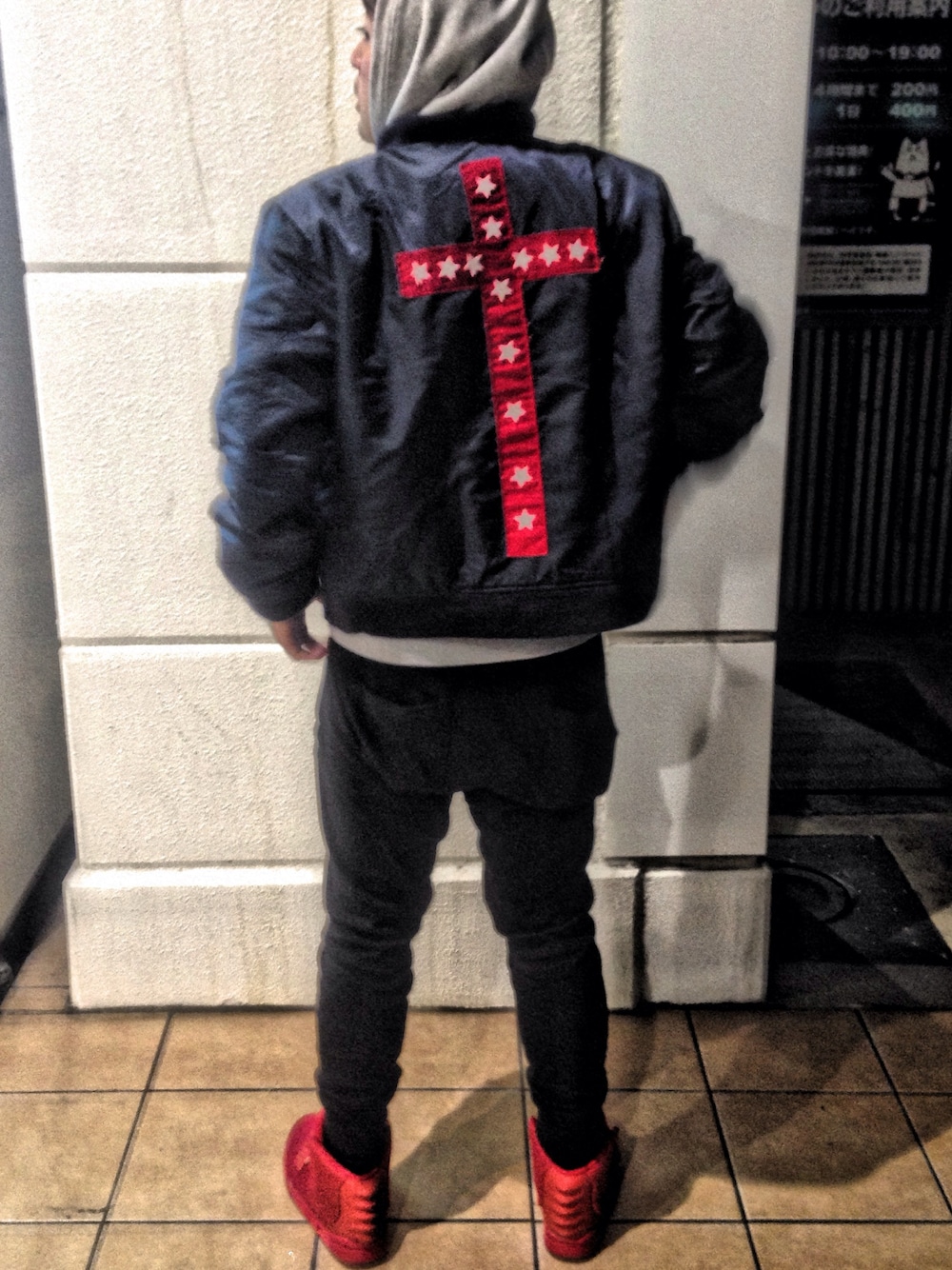 「air yeezy、kanye west、A.P.C.、ZARA、UNIQLO、NIKE、AIR JORDAN、supreme、Supreme(シュプリーム)」｜「NIKEのアイテム（スニーカー、レッド系）」を使った、CAPTAINさん（メンズ・171cm）の冬コーディネートの1枚目の写真
