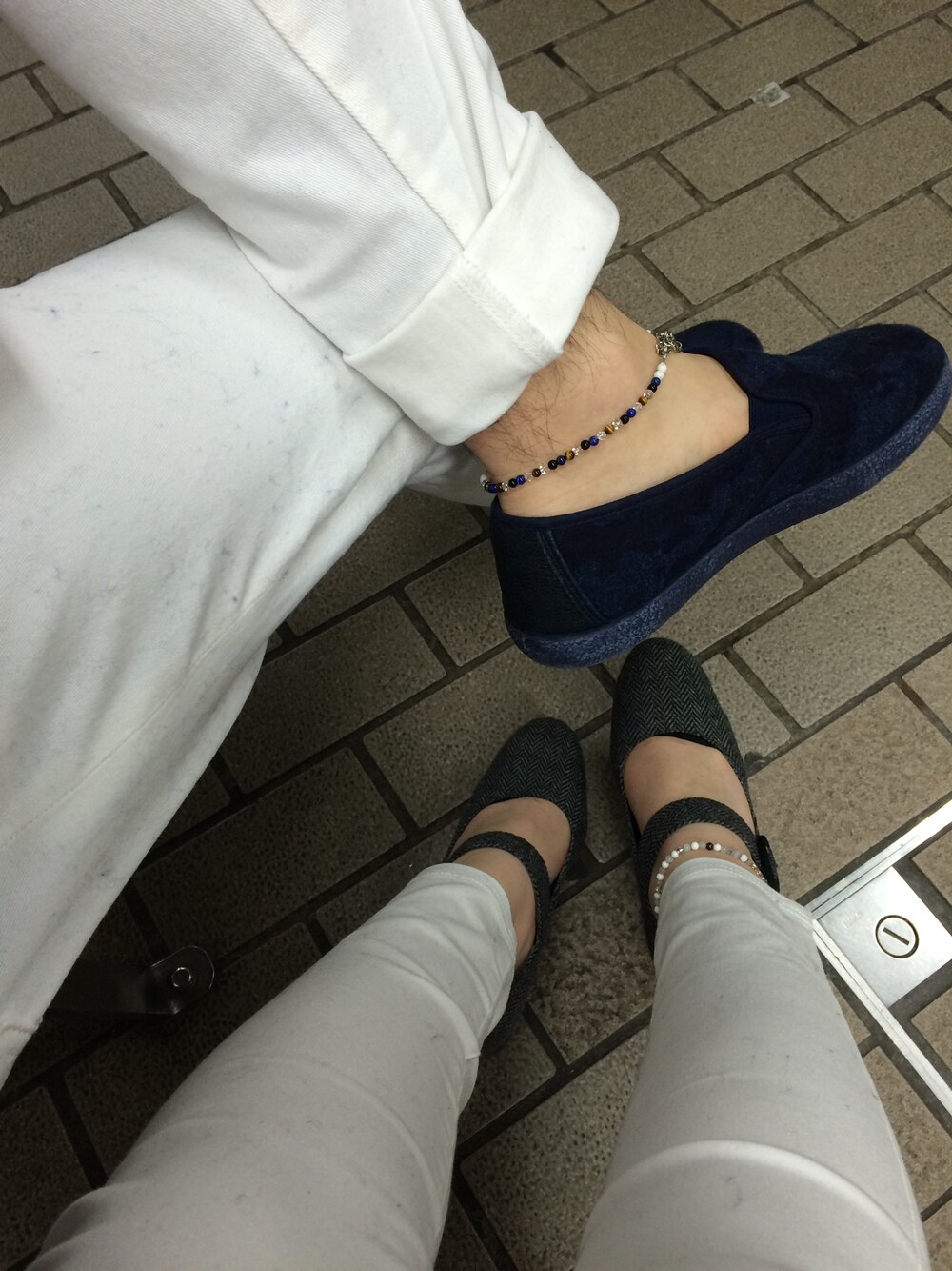 「お買い物、白パンツ、お揃い」｜「GUのアイテム（デニムパンツ、ホワイト系）」を使った、mauさん（レディース・162cm）の春コーディネートの1枚目の写真
