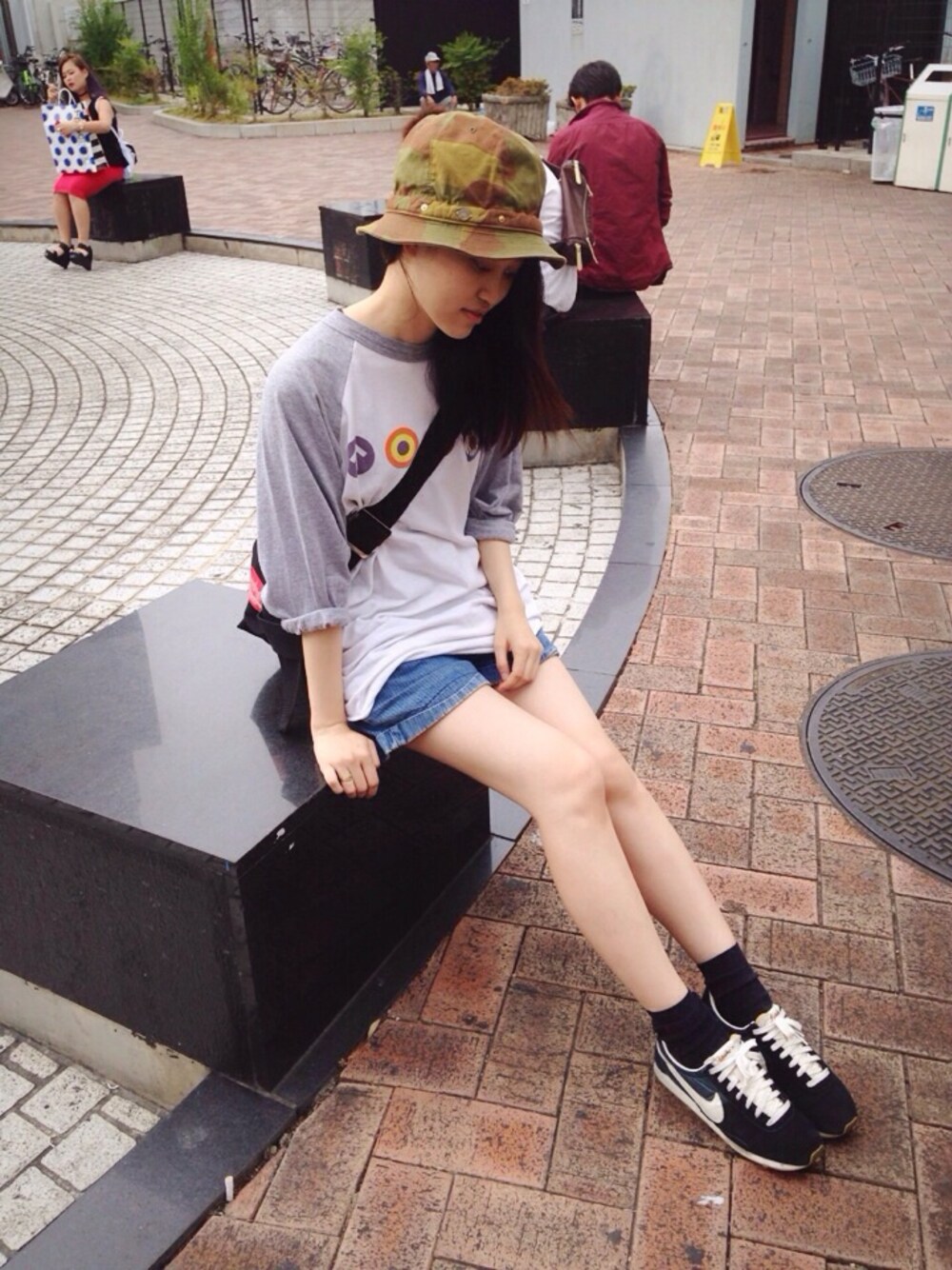 「スニーカー、迷彩、Manhattan Portage、古着MIX、ラグラン、BEAMS BOY、バケットハット、XLARGE、夏フェス」｜「NIKEのナイキ ウィメンズ プリ モントリオール レーサー VNTG（スニーカー、ブラック系）」を使った、AZさん（レディース・163cm）の夏コーディネートの1枚目の写真