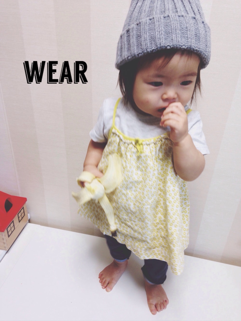 「くま、ぬいぐるみ、ニット帽、デニム、プチプラ、からし色」｜「AEONのアイテム（Tシャツ/カットソー、グレー系）」を使った、Ｕ子さん（キッズ・80cm）の秋コーディネートの1枚目の写真