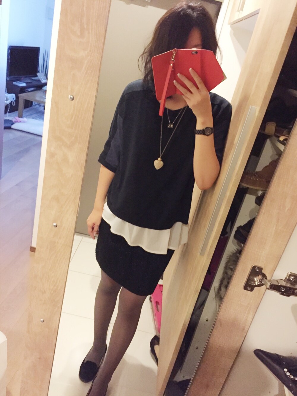 ブルー系のニット/セーター、ブルー系のスカート、ブラック系のパンプスを着用したレディースの秋コーディネートの1枚目の写真