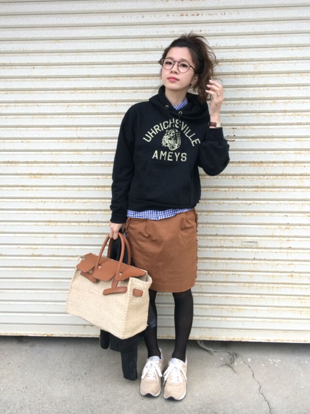 ブラック系のスウェット、ブルー系のシャツ/ブラウス、レッド系のスカートを着用したレディースの冬コーディネートの1枚目の写真