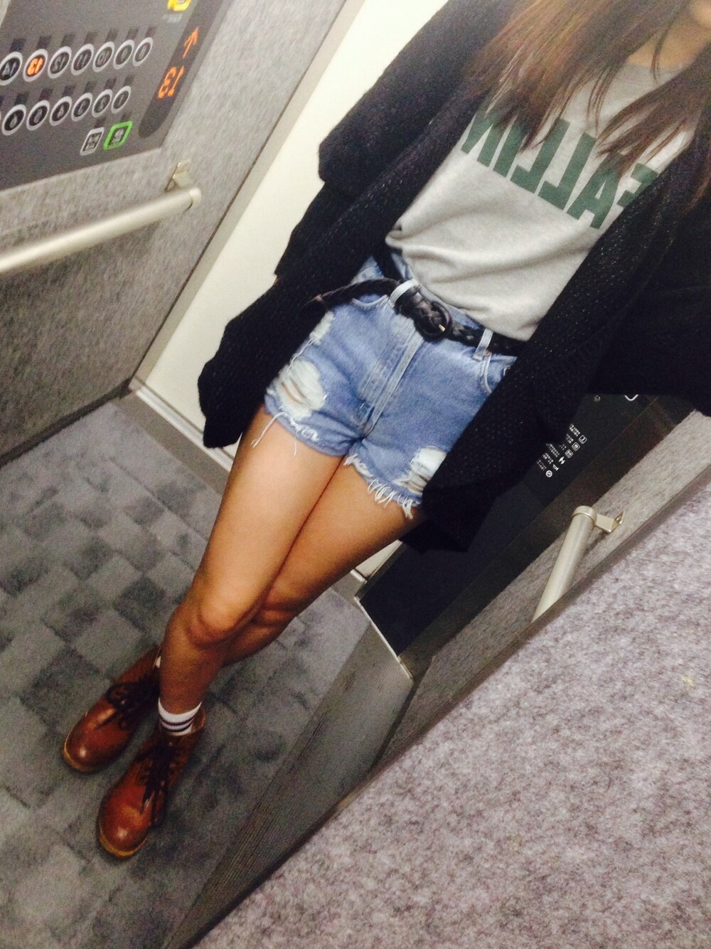 ブラック系のカーディガン/ボレロ、グレー系のスウェット、ブルー系のデニムパンツを着用したレディースの秋コーディネートの1枚目の写真