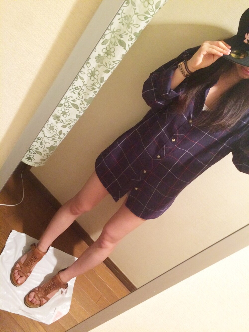 「オーバーサイズ、シャツスタイル、メンズサイズ、チェックシャツ、ニューエラ、キャップ、ショートパンツ」｜「メンズ用のアイテム（シャツ/ブラウス、ブルー系）」を使った、ともちゅんさん（レディース・153cm）の夏コーディネートの1枚目の写真
