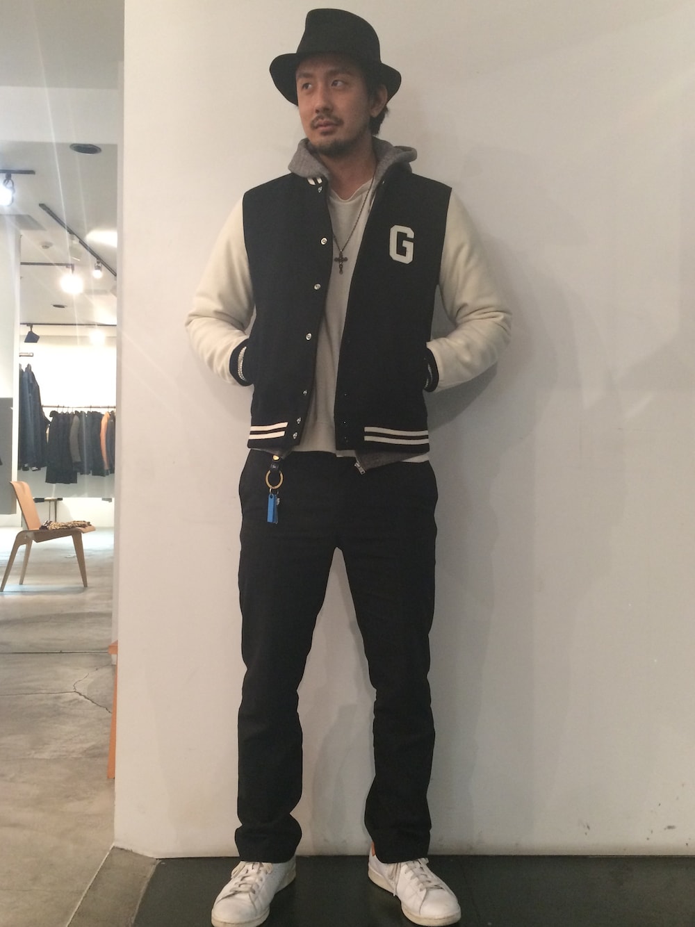 「スタジャン、WACKO MARIA 、スニーカー、adidas、ハット、スラックス、パーカー、ネックレス」｜「WACKO MARIAのアイテム（スタジャン、ブラック系）」を使った、Takuma(irieYOKOHAMA)さん（メンズ・178cm）の秋コーディネートの1枚目の写真