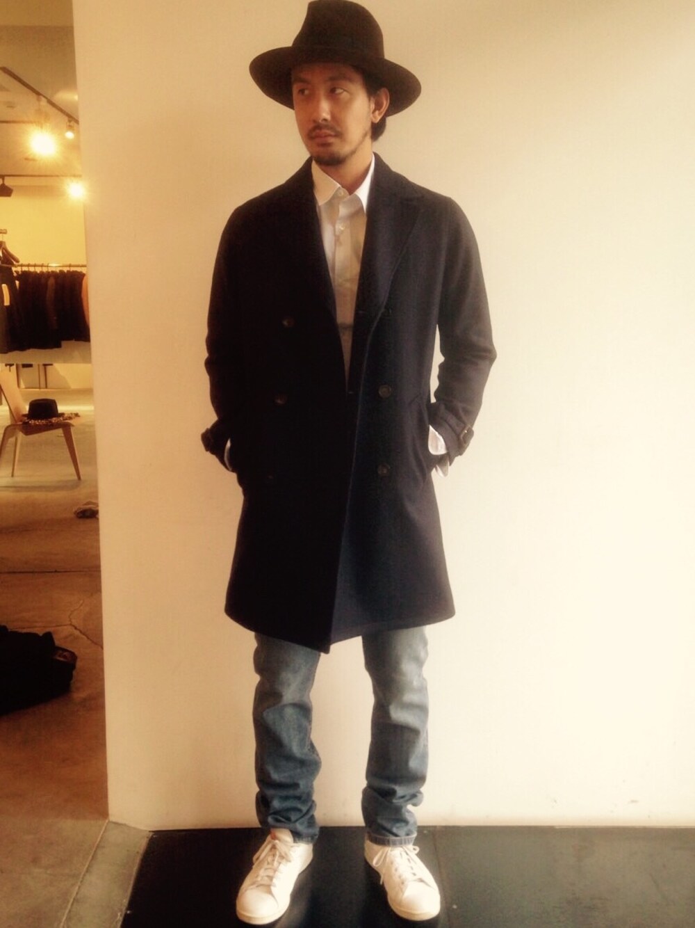「A.P.C.、WACKO MARIA 、ハット、デニム、ストレッチパンツ、adidas、スニーカー、ツバ広ハット、シャツスタイル」｜「A.P.C.のアイテム（シャツ/ブラウス、ホワイト系）」を使った、Takuma(irieYOKOHAMA)さん（メンズ・178cm）の秋コーディネートの1枚目の写真