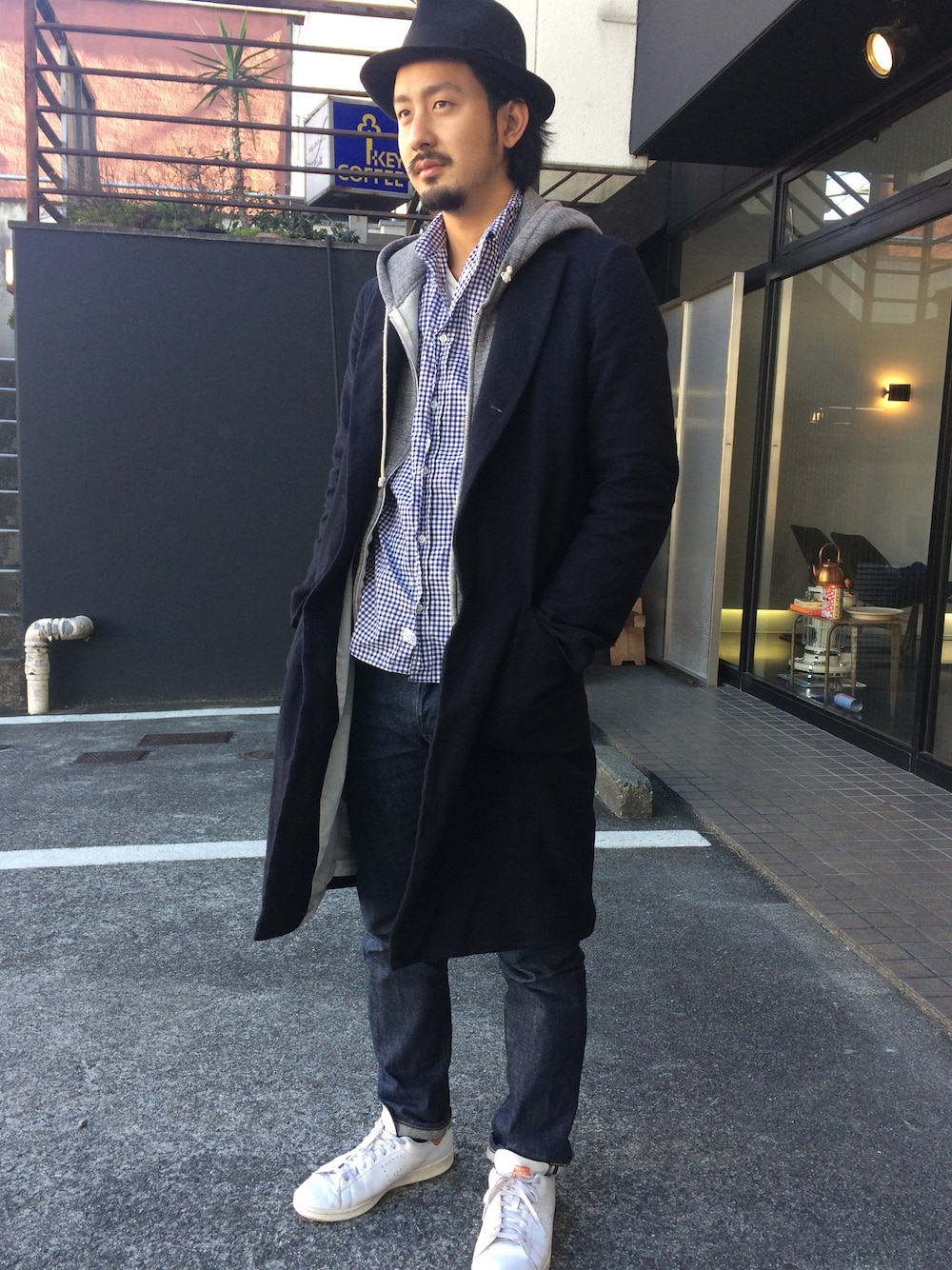 「WACKO MARIA 、ハット、パーカー、ギンガムチェック、スニーカー、Frank＆Eileen、シャツスタイル、デニム、A.P.C.」｜「RAF SIMONSのアイテム（スニーカー、ホワイト系）」を使った、Takuma(irieYOKOHAMA)さん（メンズ・178cm）の冬コーディネートの1枚目の写真
