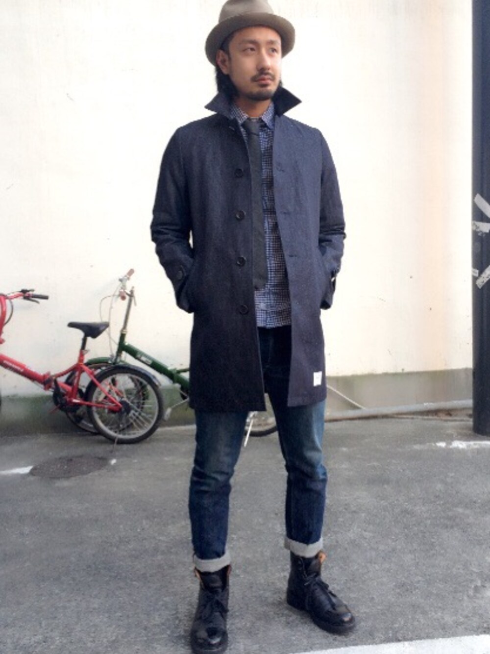 「WACKO MARIA 、ハット、ブーツ、セットアップ、デニム、A.P.C.、MARC JACOBS」｜「WACKO MARIAのアイテム（トレンチコート、ブルー系）」を使った、Takuma(irieYOKOHAMA)さん（メンズ・178cm）の冬コーディネートの1枚目の写真