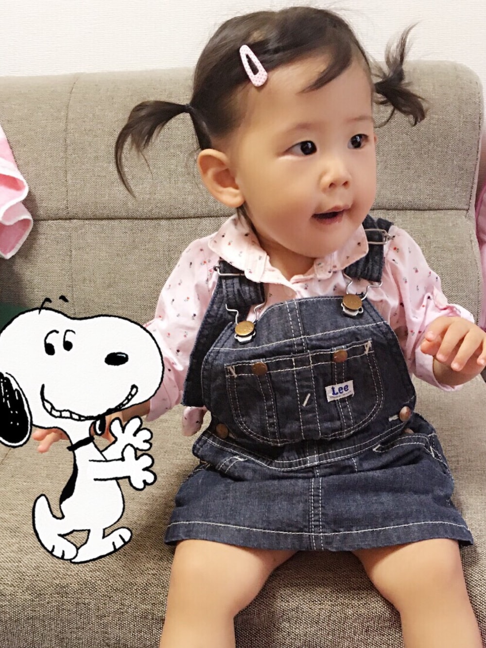 「1歳、1歳2ヶ月、女の子コーデ、秋のコーデ、ジャンパースカート、シャツスタイル、ふたつむすび、むすめ服、ピンク、ピンクシャツ」｜「Leeのアイテム（サロペット/オーバーオール、その他）」を使った、♡minami♡さん（キッズ・80cm）の秋コーディネートの1枚目の写真