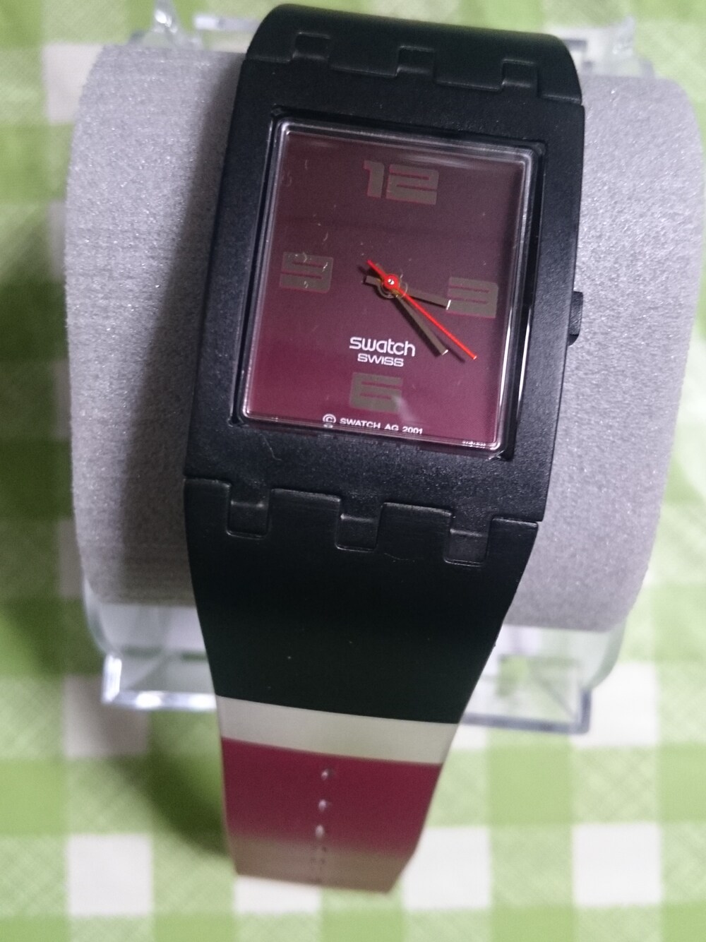 「swatch」｜「SWATCHのアイテム（アナログ腕時計、パープル系）」を使った、ぼぶさんさん（メンズ・163cm）の冬コーディネートの1枚目の写真