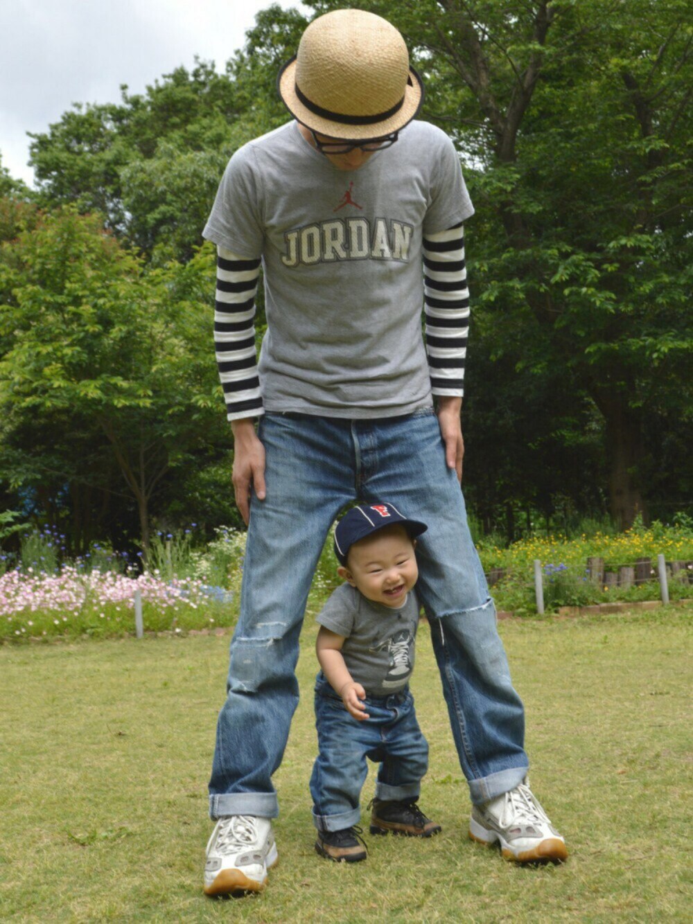グレー系のTシャツ/カットソー、ホワイト系のTシャツ/カットソー、ブルー系のパンツを着用したメンズの春コーディネートの1枚目の写真