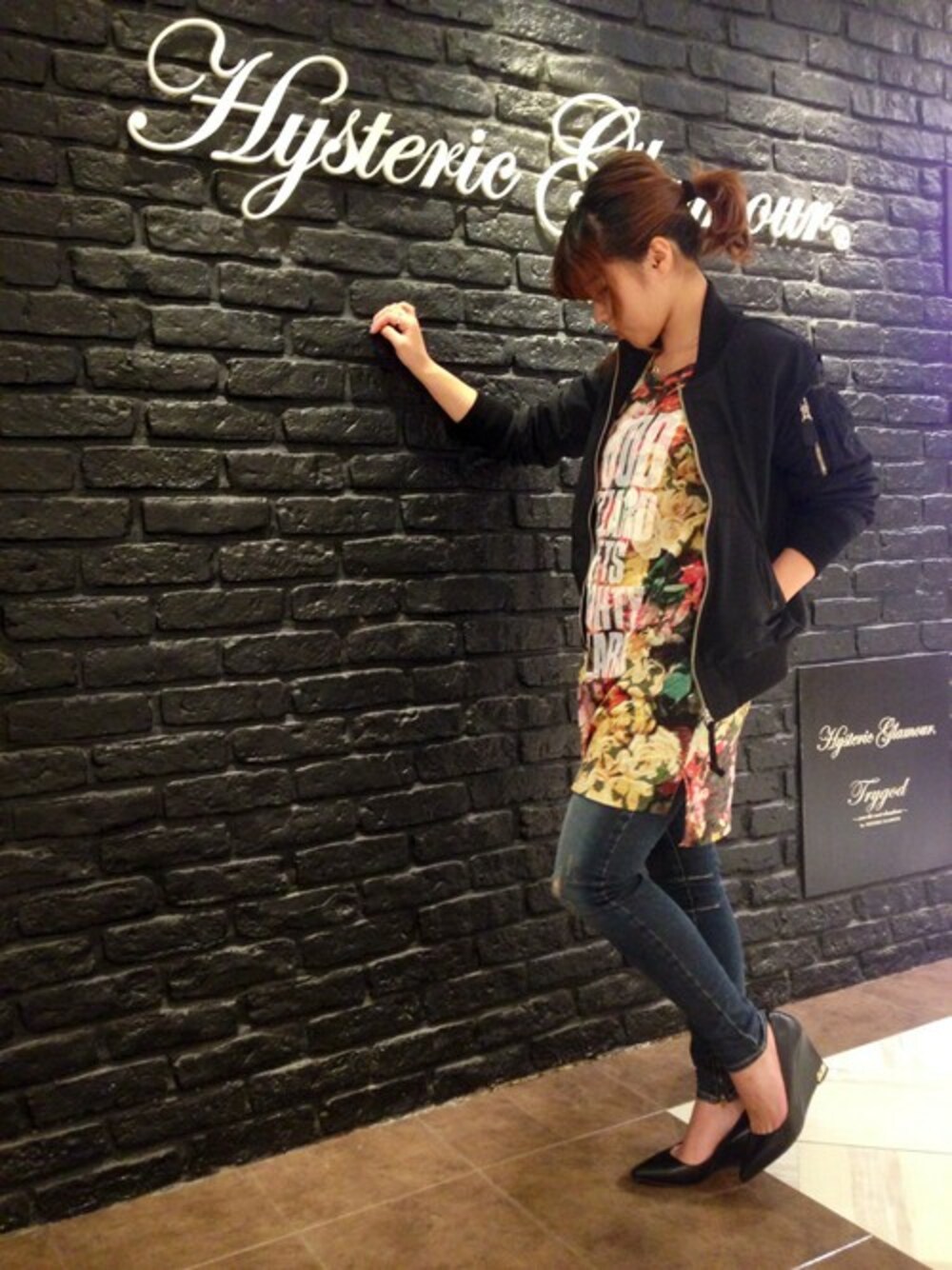 「スキニー、＃ワンピース、＃デニム、#MA-1、#花柄、#ダメージデニム」｜「HYSTERIC GLAMOURのWOMAN ON SKULL pt MA-1 JK（ブルゾン、ブラック系）」を使った、HYS新宿ルミネエスト006さん（レディース・152cm）の秋コーディネートの1枚目の写真