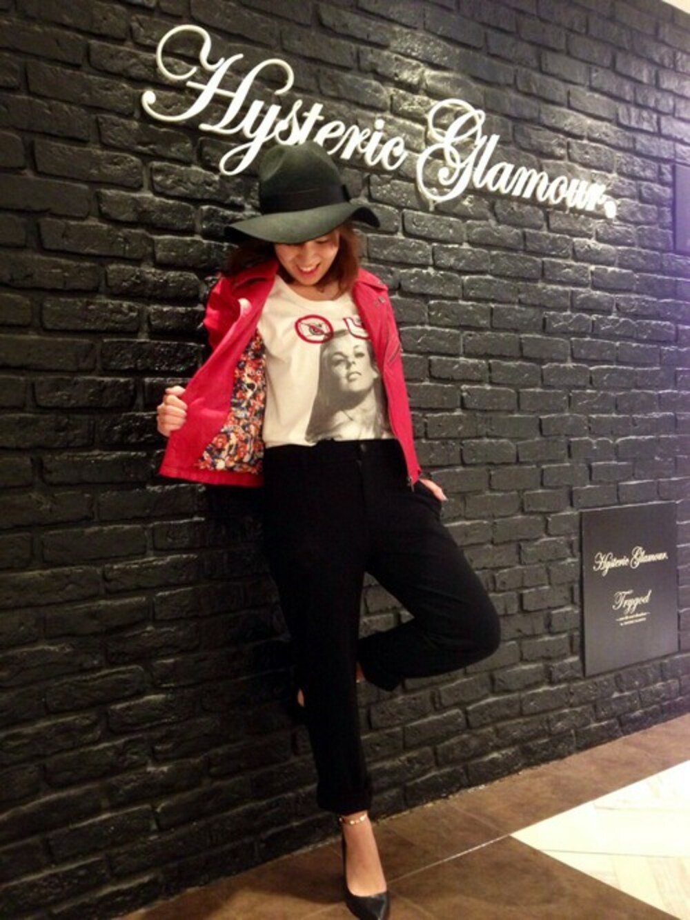 「#ライダース、#レザー、#赤、#白Tシャツ、#フォトTシャツ、#黒パンツ」｜「HYSTERIC GLAMOURのPROHIBITED pt ビッグT-SH（Tシャツ/カットソー、ホワイト系）」を使った、HYS新宿ルミネエスト006さん（レディース・152cm）の秋コーディネートの1枚目の写真