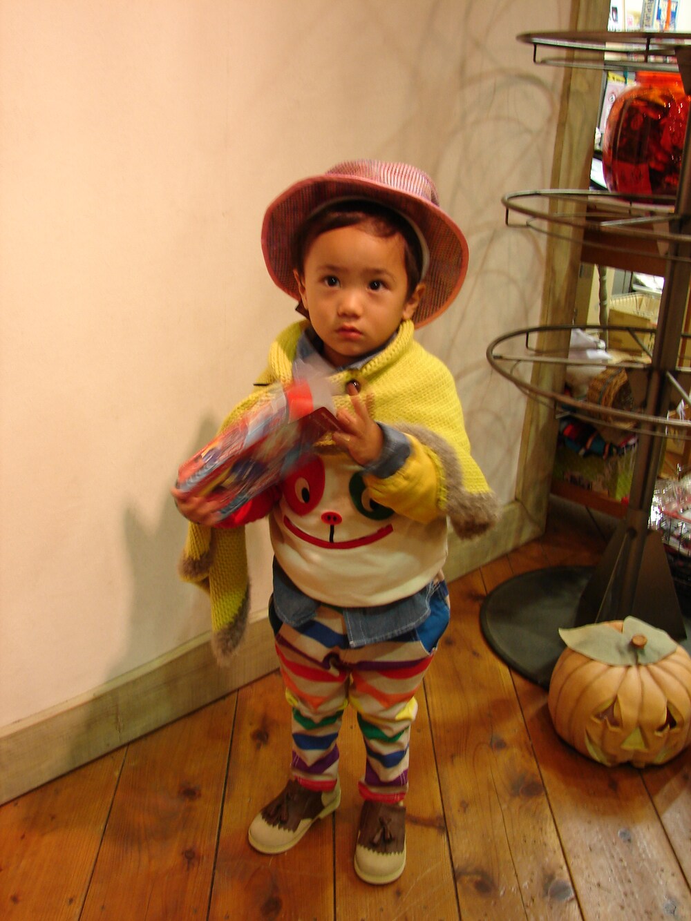 「パンツ、シャツ、ケープ、トレーナー、ハロウィン、ハット、BOOFOOWOO、タッセルシューズ、BOOFOOWOOWEARコンテスト、BOOハロウィン」｜「BOOFOOWOOのパンタトレーナー（スウェット、ホワイト系）」を使った、Chubbyさん（キッズ・90cm）の秋コーディネートの1枚目の写真