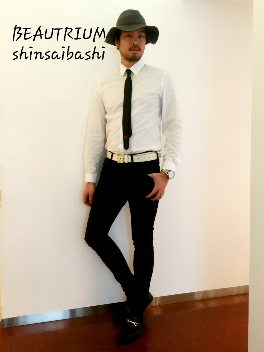 ブラック系のデニムパンツを着用したメンズの冬コーディネートの1枚目の写真