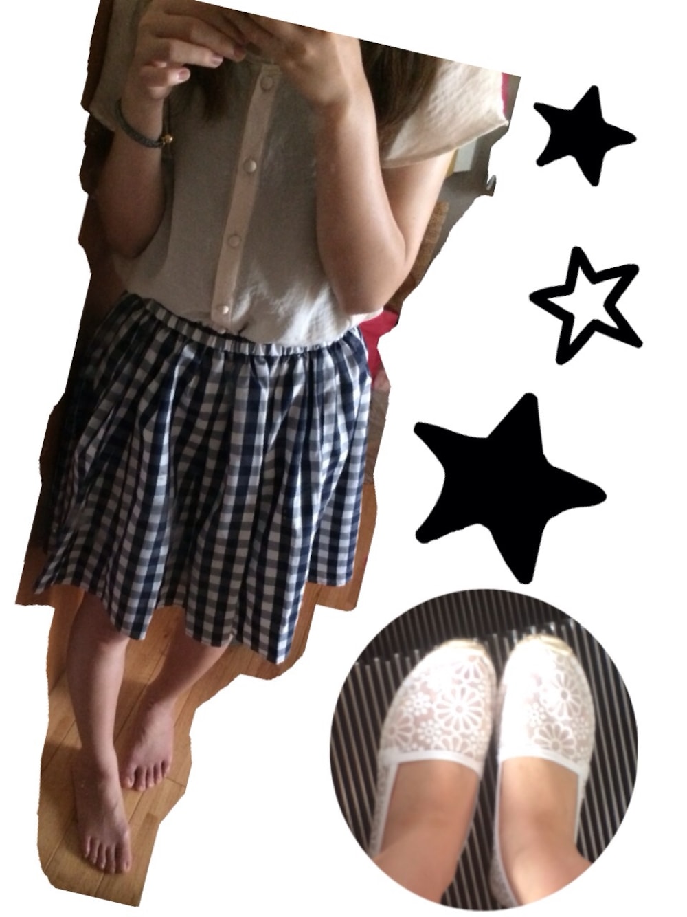 ホワイト系のワンピース、ブラウン系のハンドバッグ、ホワイト系のその他シューズを着用したレディースの夏コーディネートの1枚目の写真