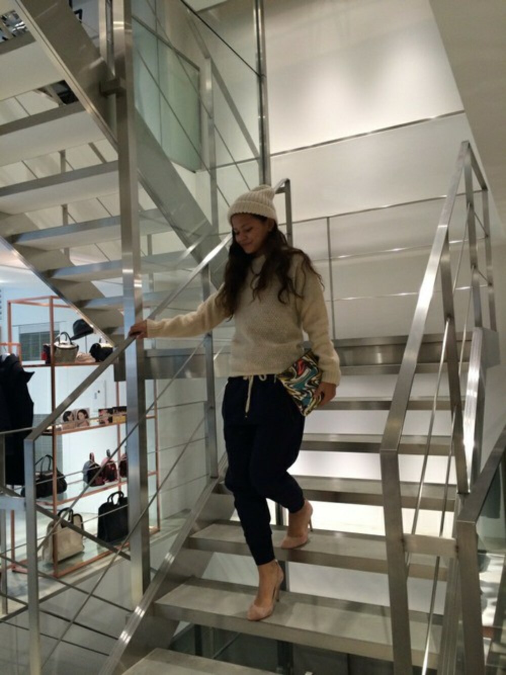 ブルー系のその他パンツ、ベージュ系のパンプス、その他のクラッチバッグを着用したレディースの秋コーディネートの1枚目の写真