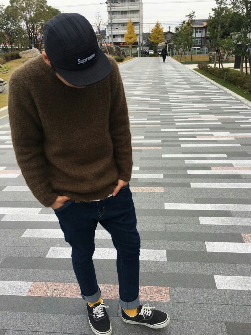 「冬、スキニーデニム、シンプル」｜「MONKEY TIMEのアイテム（ニット/セーター、ブラウン系）」を使った、kaiさん（メンズ・170cm）の秋コーディネートの1枚目の写真