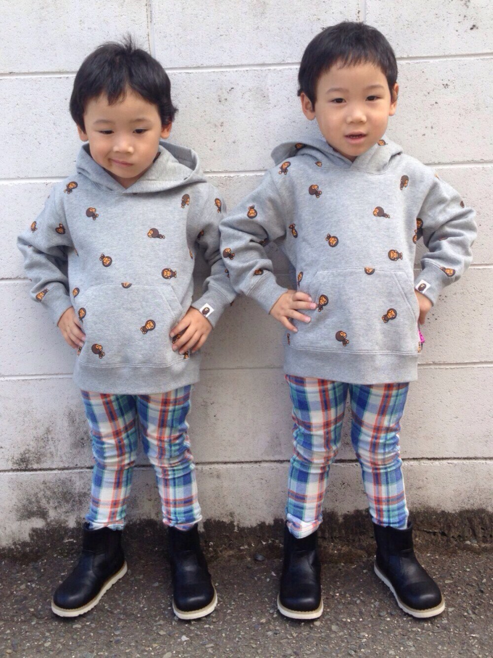 「パーカー、秋のコーデ、A BATHING APE、双子、Bape、junk store、twins、milo、bapekids、4歳」｜「A BATHING APEのMILO MONOGRAM PULLOVER HOODIE K（スウェット、グレー系）」を使った、こた。そた。さん（キッズ・100cm）の秋コーディネートの1枚目の写真