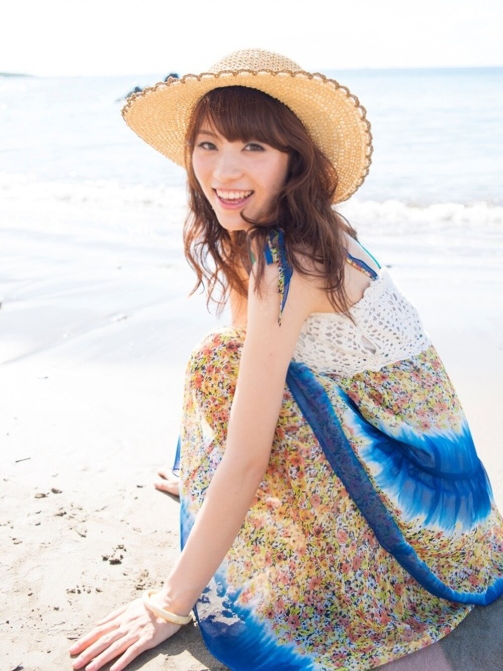 ブルー系のワンピースを着用したレディースの夏コーディネートの1枚目の写真