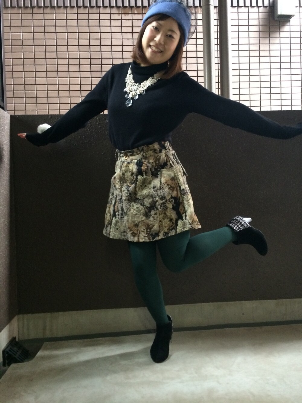 「古着、ニット帽、ネコ柄、おおぶりネックレス、カラータイツ、帽子くん、アラレちゃんポーズ、WEARママ部、WEARパパ部、さつきちゃんハッピーバースデー」｜「古着のアイテム（スカート、その他）」を使った、maru☺︎さん（レディース・152cm）の冬コーディネートの1枚目の写真