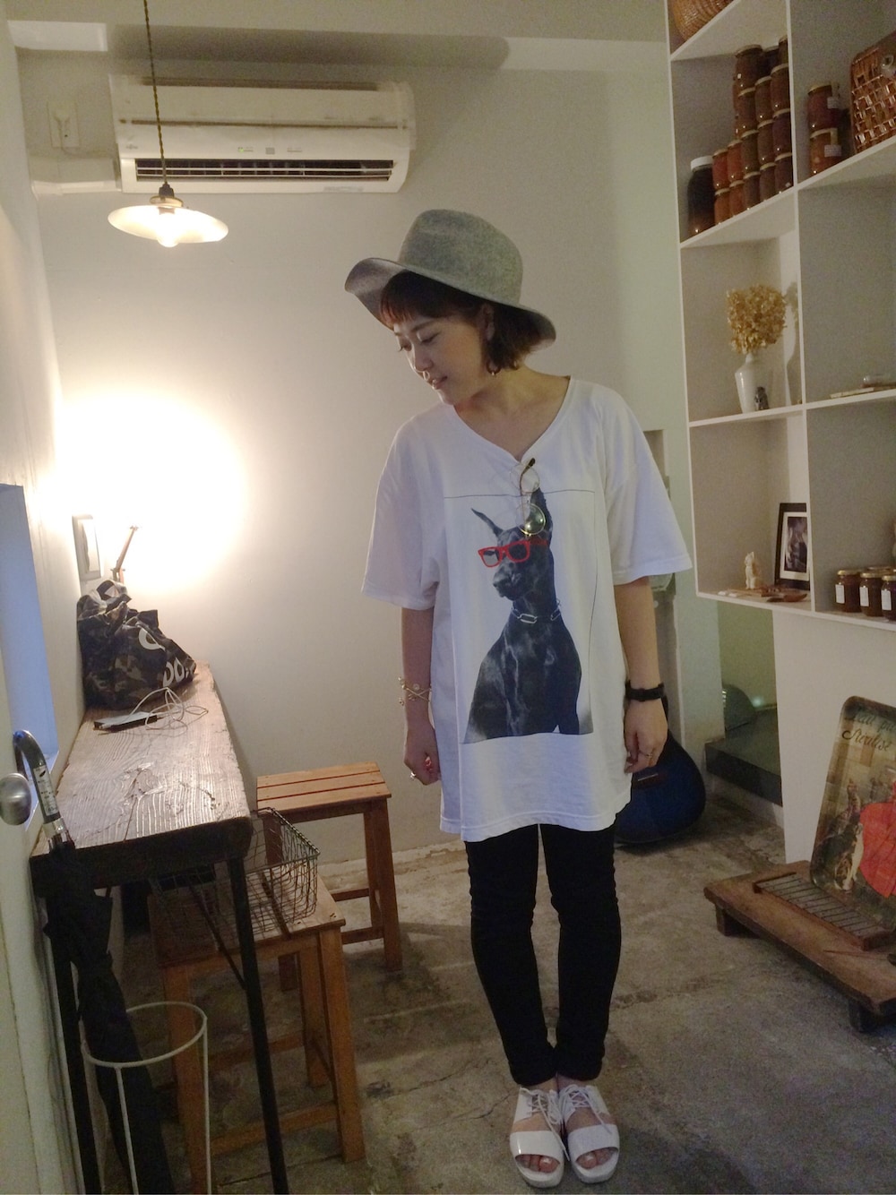 ホワイト系のTシャツ/カットソー、ブラック系のその他パンツ、ホワイト系のシューズを着用したレディースの夏コーディネートの1枚目の写真