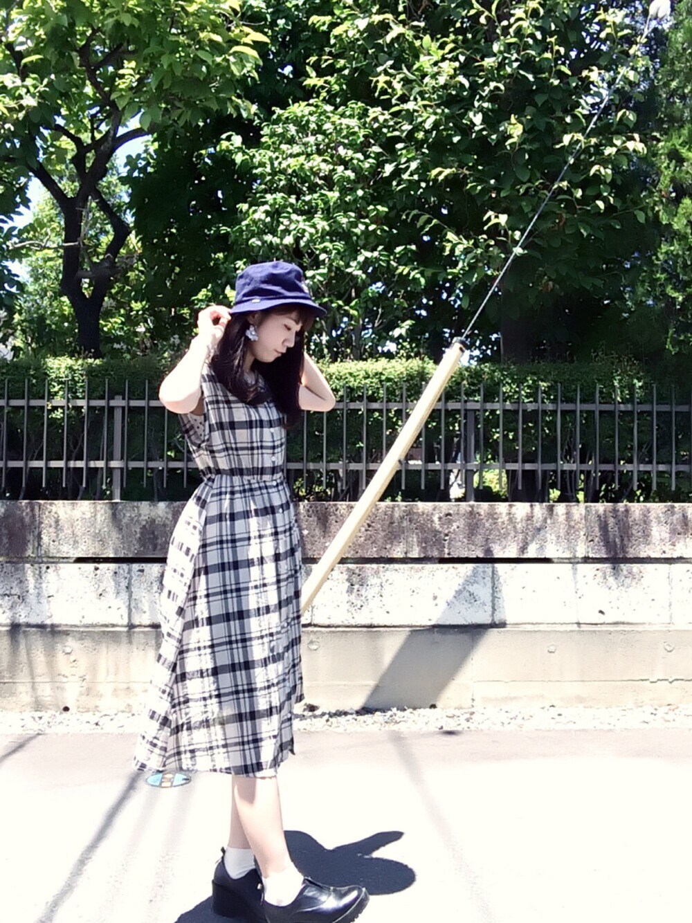 ベージュ系のワンピース/ドレス、ブラック系のシューズ、ブルー系の帽子を着用したレディースの夏コーディネートの1枚目の写真