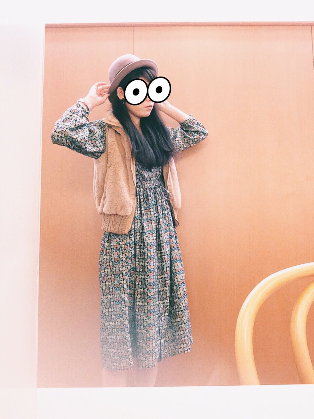 ブルー系のワンピース、ベージュ系のジャケット/アウター、ベージュ系の帽子を着用したレディースの秋コーディネートの1枚目の写真