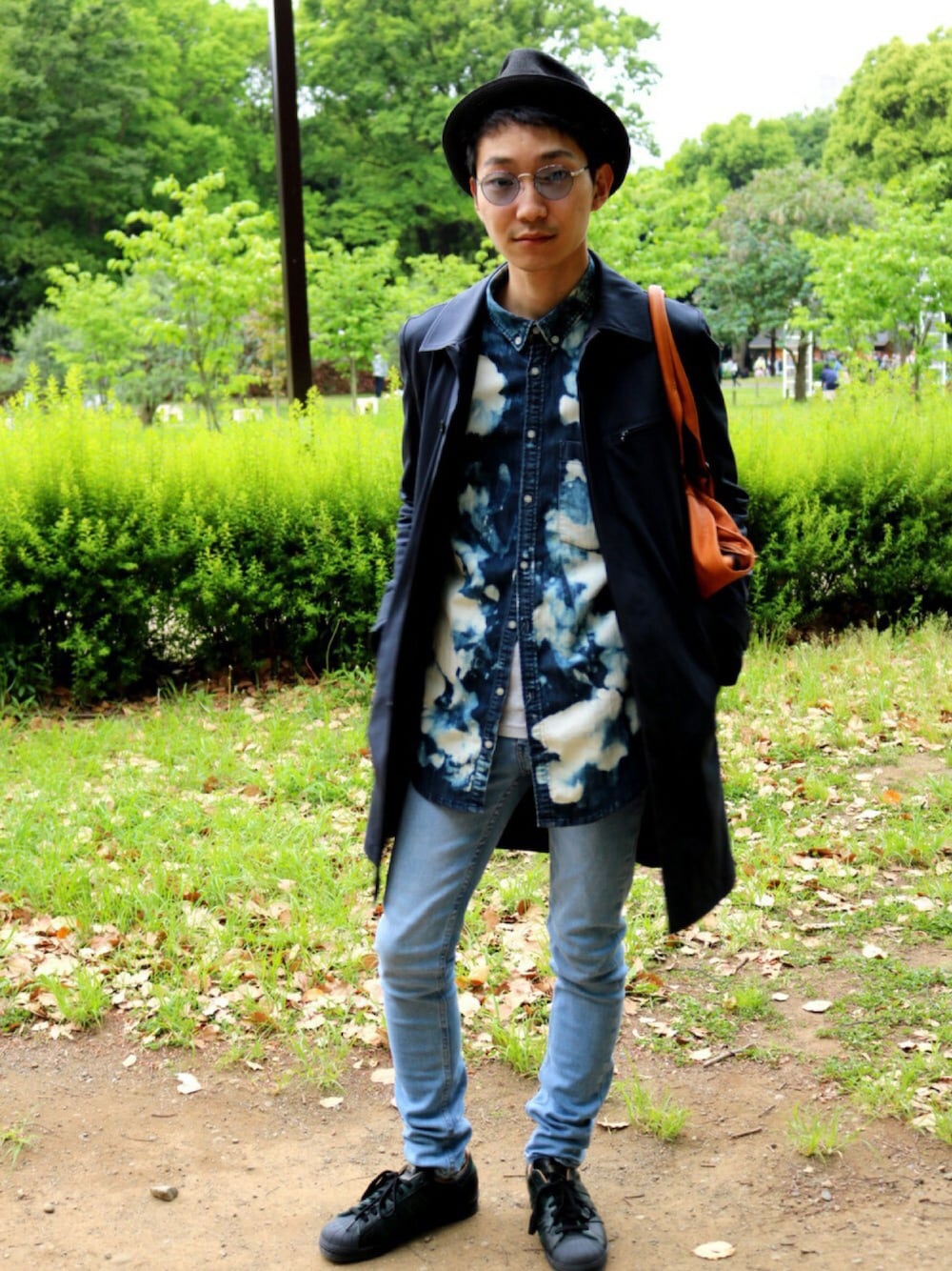 「春コーデ、代々木公園、サングラス、大人カジュアル、デニムパンツ、スキニーデニム、黒、スニーカー」｜「MSGMのアイテム（シャツ/ブラウス、ブルー系）」を使った、keiさん（メンズ・171cm）の春コーディネートの1枚目の写真