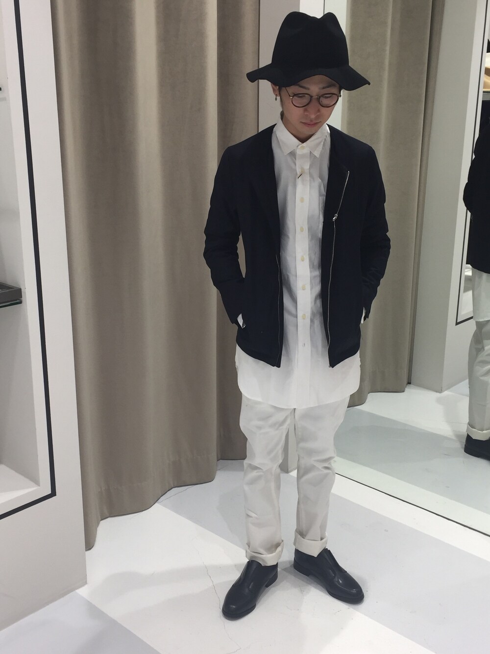 「シンプル、ロングシャツ、モード、ノーカラージャケット、ユニオンステーション、コレクティブ、ロングブリムハット、アミュプラザおおいた」｜「UNION STATIONのウールハット(アジャスター付き)（ハット、ブラック系）」を使った、コレクティブ アミュプラザ大分さん（メンズ・168cm）の春コーディネートの1枚目の写真