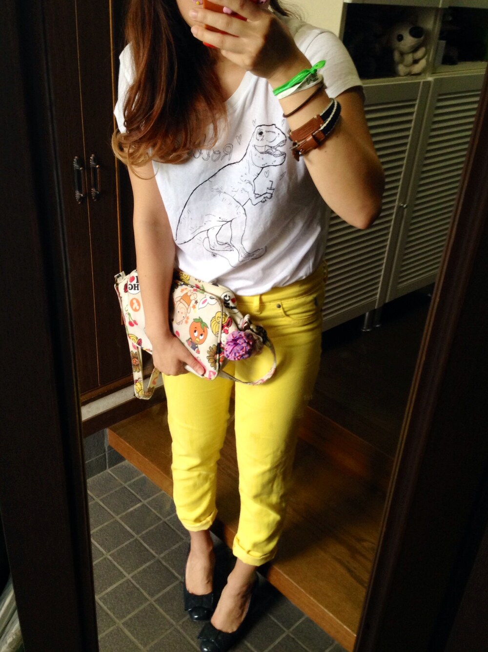「カラーパンツ、ZARA、ANNA SUI、Ralph Lauren、hysteric mini、恐竜、COACH、半袖シャツ」｜「RALPH LAURENのカラーパンツ（デニムパンツ、イエロー系）」を使った、miiimiさん（メンズ・153cm）の春コーディネートの1枚目の写真
